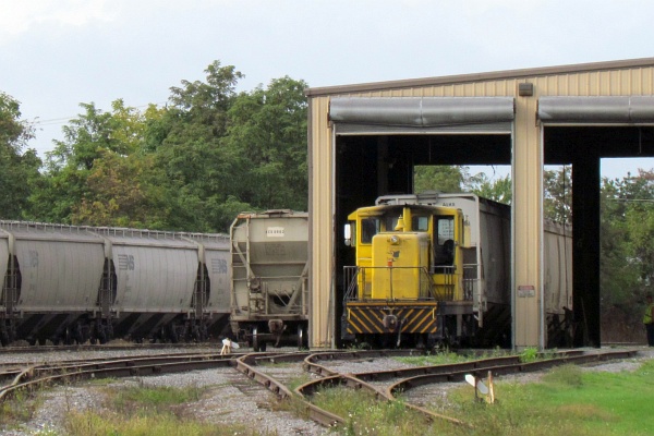 GE 747 rail mover and grain cars 